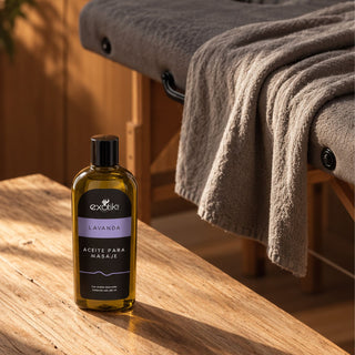 Aceite para Masaje Corporal Lavanda 250ml junto a una camilla de masaje | Exotik Nat
