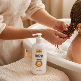 Mamá lavando el cabello de su hijo con Baby Shampoo & Shower Gel | Exotik Nat