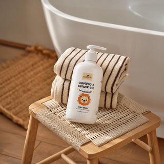 Baby Shampoo & Shower Gel junto a toallas en el baño | Exotik Nat