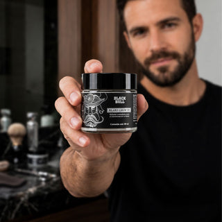 Hombre con barba sosteniendo el Bálsamo Crecimiento de la Barba 100ml | Black Bull