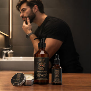 Hombre frente al espejo con el Kit barba Herbal Forest | Black Bull