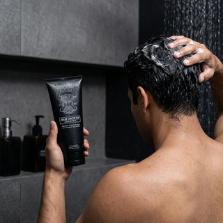 Hombre usando el shampoo del Kit Crecimiento de Cabello en la ducha | Black Bull