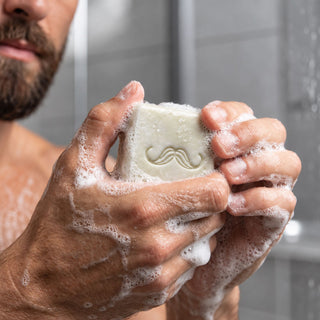 Espuma de la barra Limpieza Profunda Todoterreno Cool Mint en las manos | Black Bull