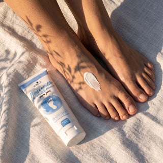 Pies con mascarilla de arcilla blanca Exotik Nat junto al tubo de 120 ml