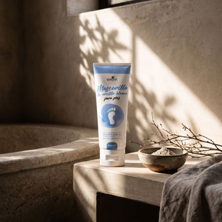 Tubo de mascarilla de arcilla blanca para pies Exotik Nat en un baño de piedra
