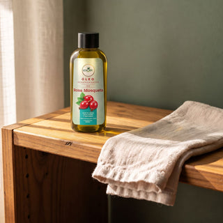 Óleo de Rosa Mosqueta Regenerador 60ml en un mueble de baño junto a una toalla | Exotik Nat