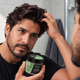 Hombre peinándose con Pomada mate para peinar 100g | Black Bull