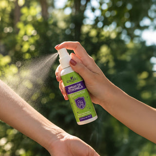Aplicando Repelente de insectos en spray en el brazo al aire libre | Exotik Nat