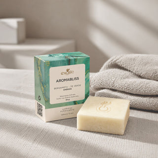Shampoo Sólido ENERGÍA: barra y empaque junto a toallas | Exotik Nat