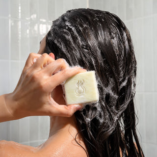 Lavando el cabello con Shampoo Sólido ENERGÍA en la ducha | Exotik Nat