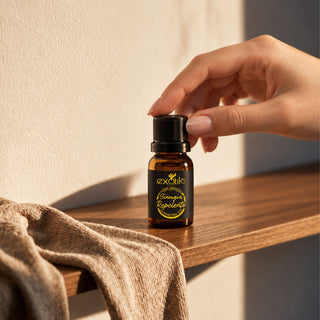 Mano tomando el aceite Sinergia Repelente 11 ml en casa | Exotik Nat