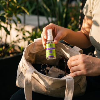 Spray de citronela Exotik Nat 40 ml guardado en un bolso de tela